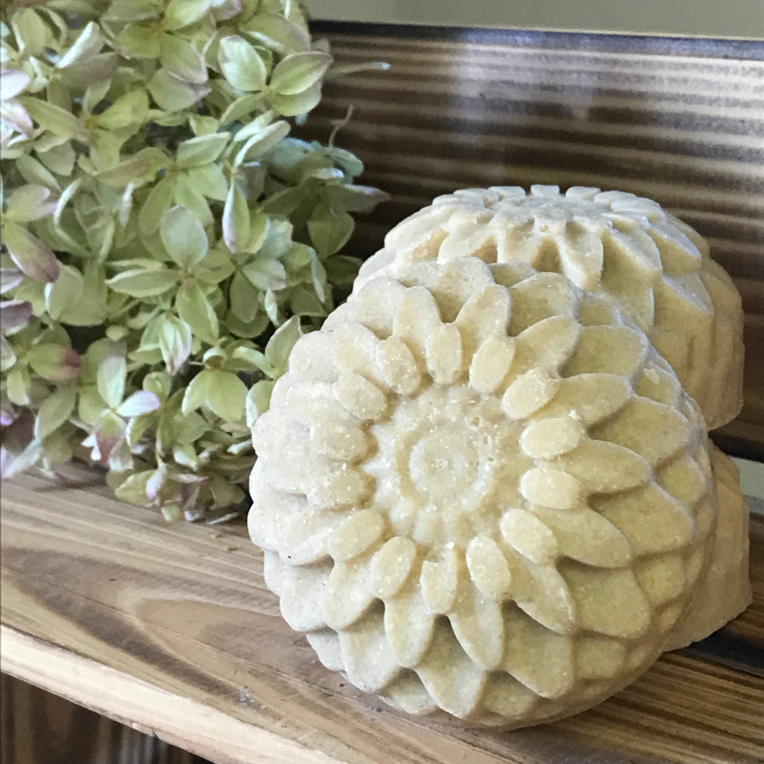 Salttvål. Ekologisk fast tvål med citron och gul lera