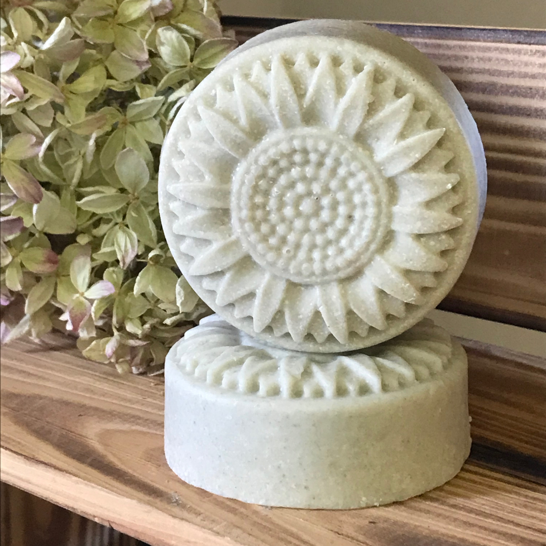 Salttvål. Handgjord ekologisk tvål med grön lera och lavendel