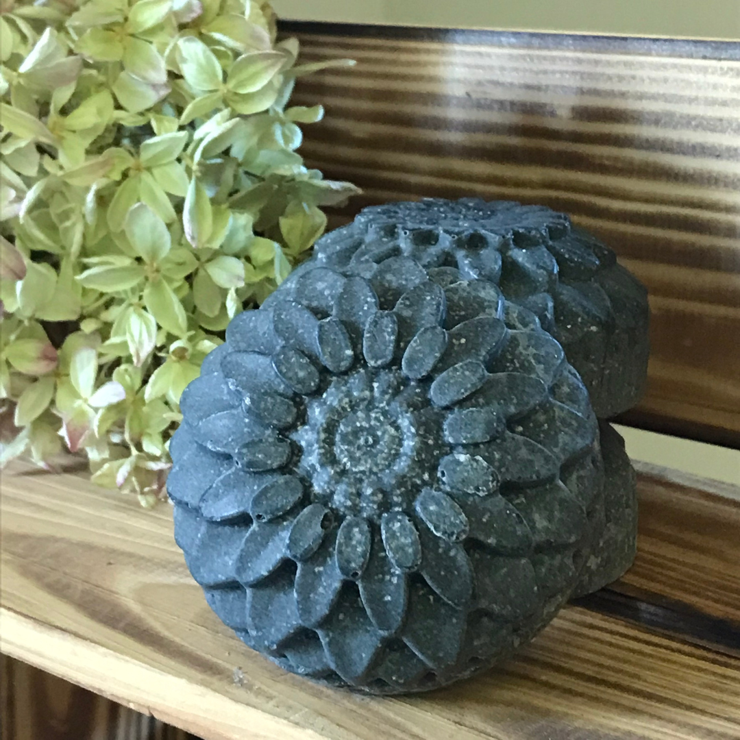 Salttvål. Ekologisk fast tvål med aktivt kol och rosmarin