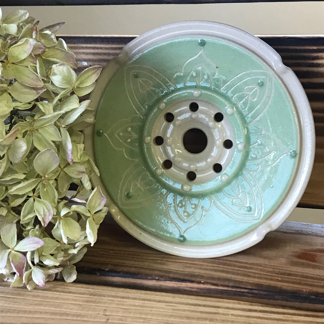 Tvålfat på fot- keramik