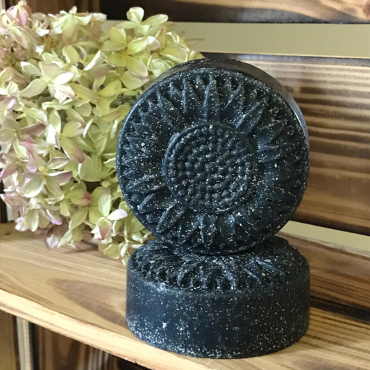 Salttvål. Ekologisk fast tvål med aktivt kol och rosmarin