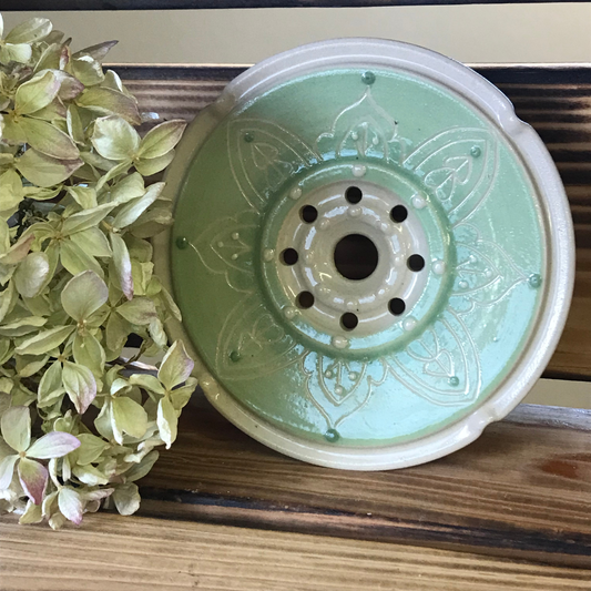 Tvålfat på fot- keramik