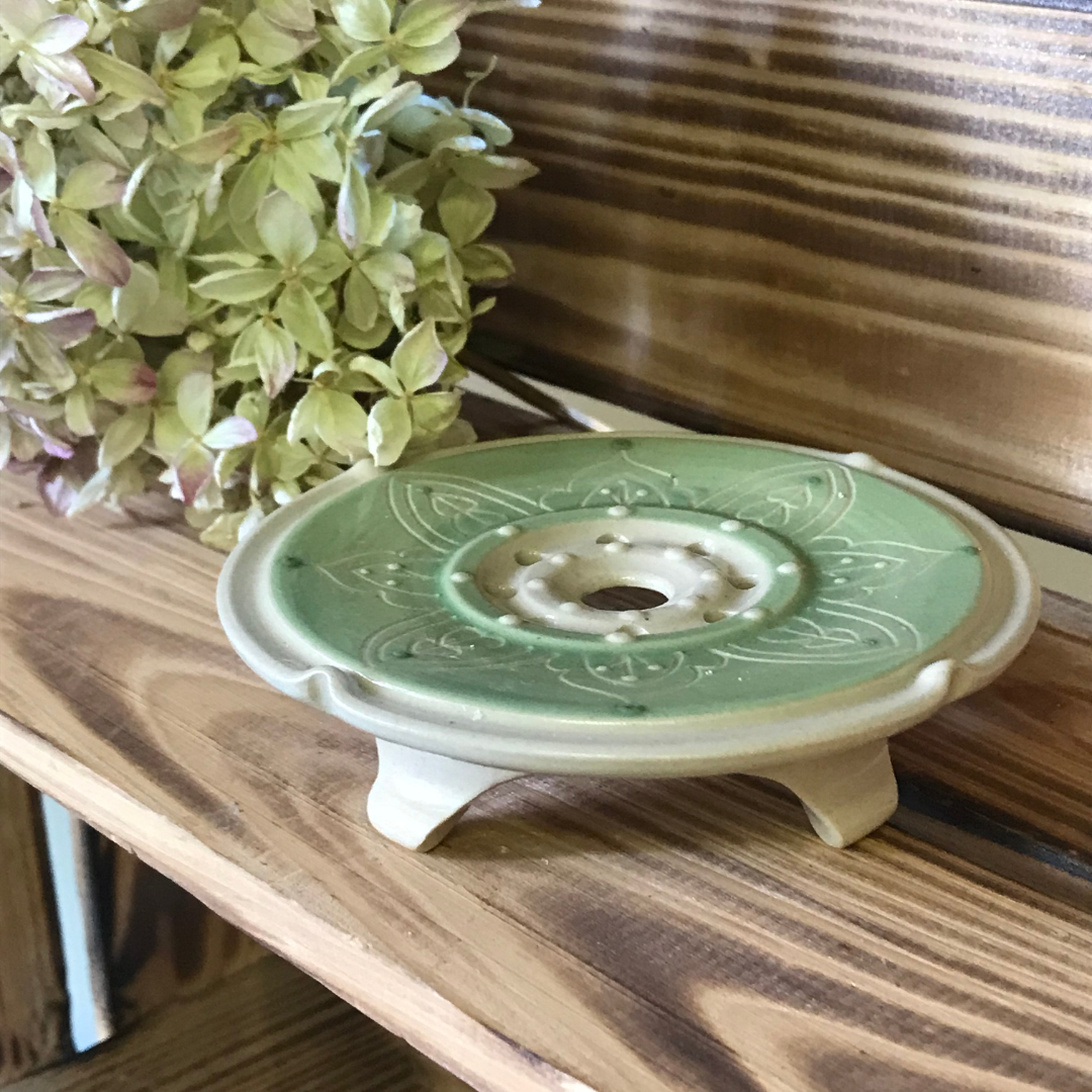 Tvålfat på fot- keramik